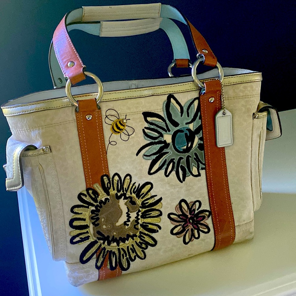 Super cute authentic Coach bag. Great for spring and summer.
